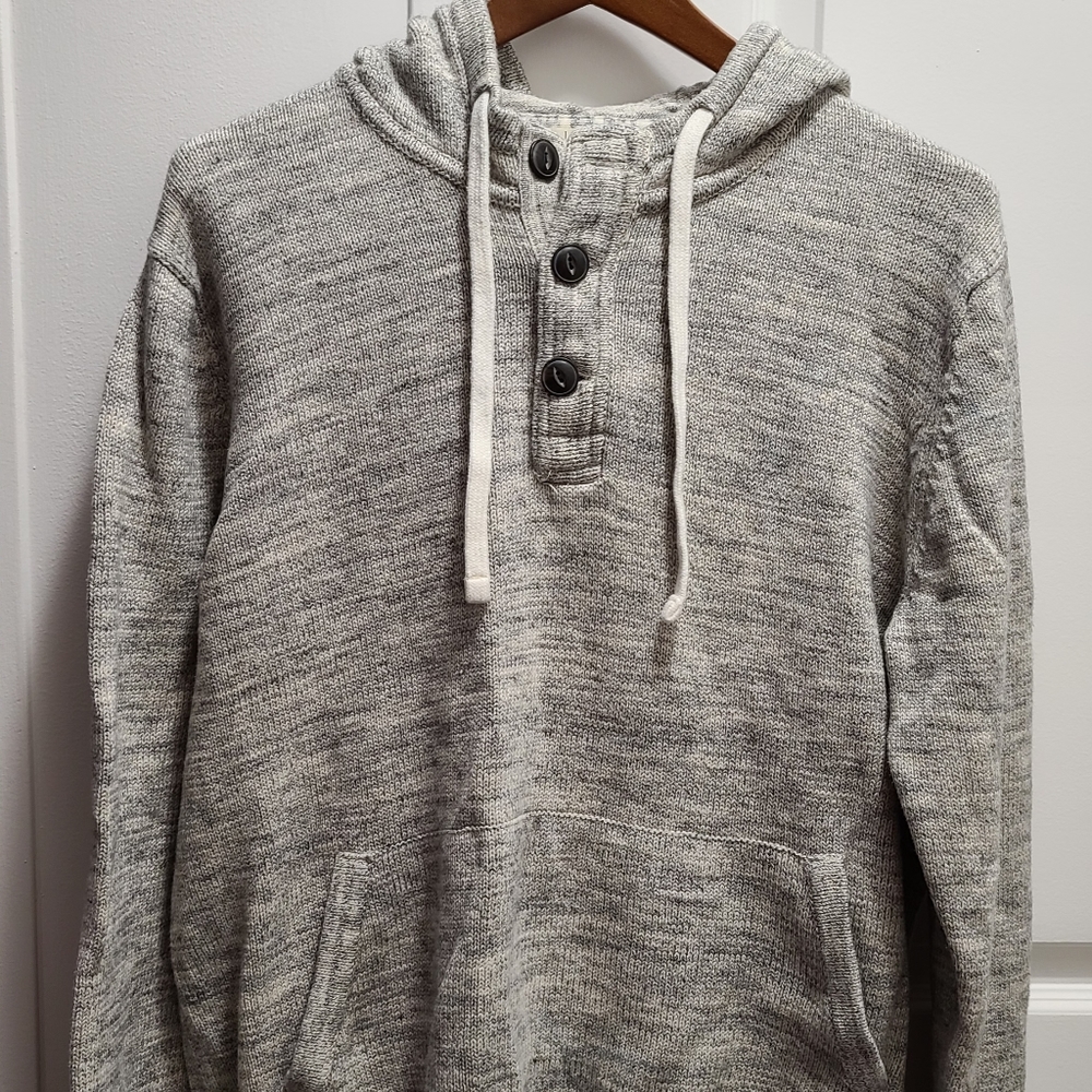 Men's sweater with hood